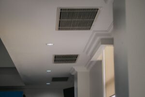 توزیع هوا و چسبندگی جریان باد به سقف در دریچه سقفی